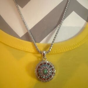 Elegant Silver chain with gorgeous snap pendant that can be changed!